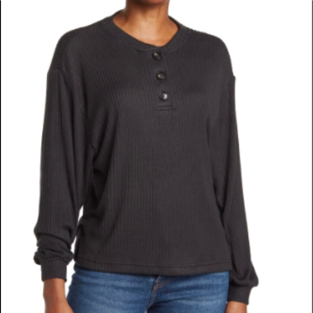 Como Vintage ribbed long sleeve Henley top.